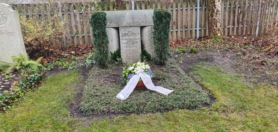 Wreath on the grave of the couple Heinz and Rita Maier-Leibnitz
